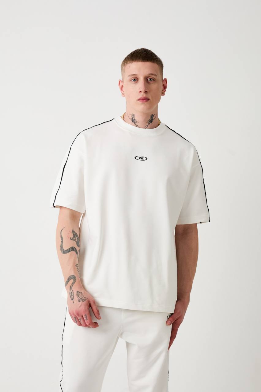 BİYELİ DETAYLI R BASKILI TSHIRT