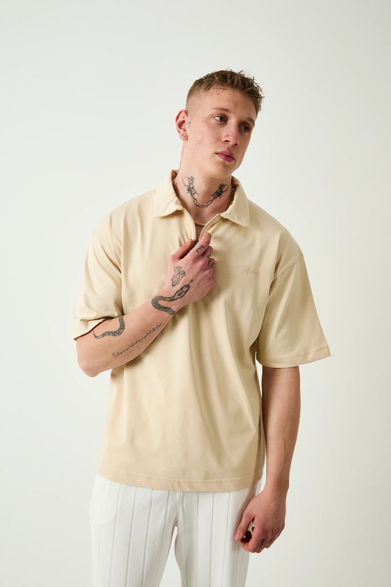 POLO YAKA FERMUARLI NAKIŞLI T-SHIRT