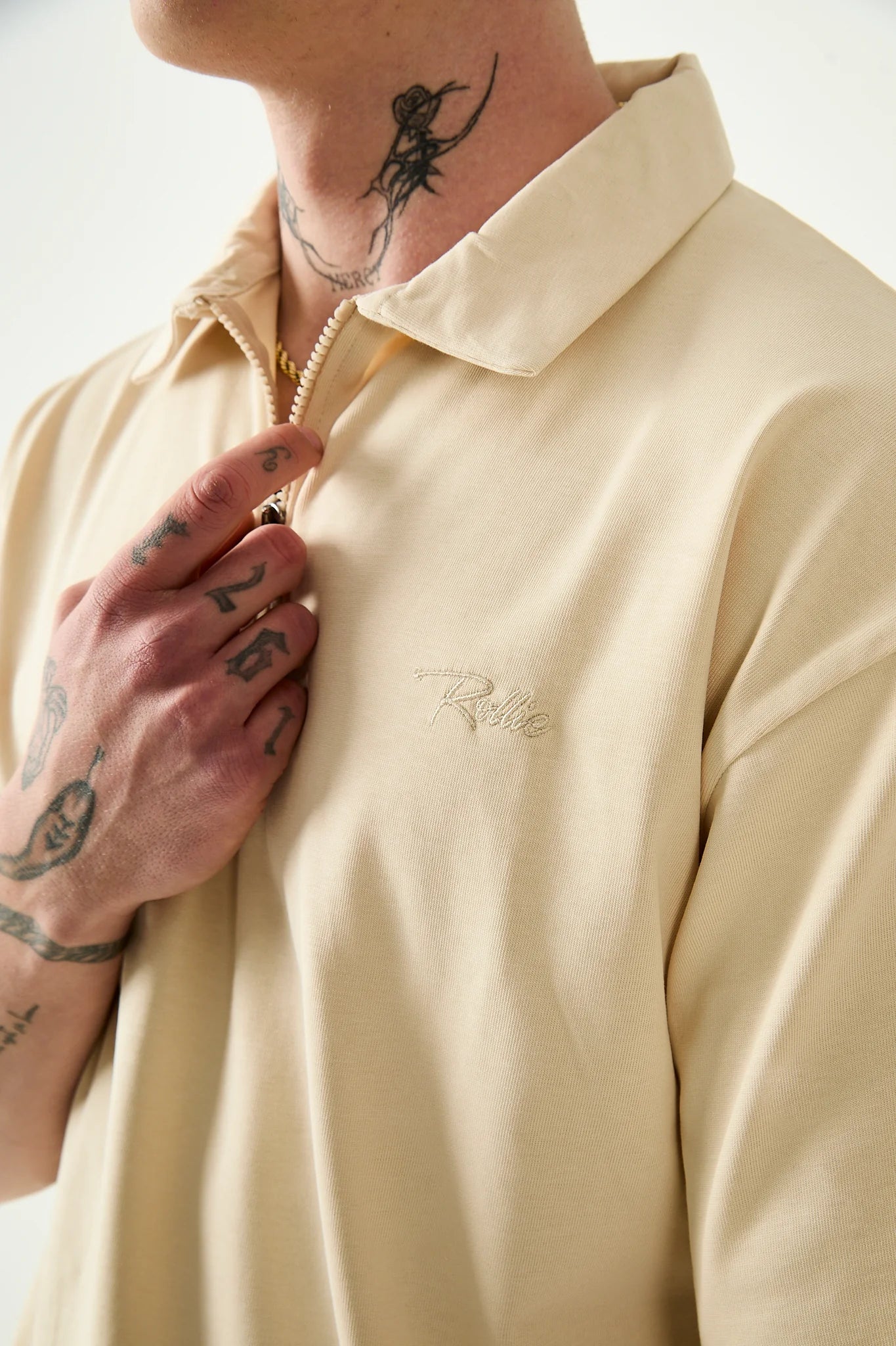 POLO YAKA FERMUARLI NAKIŞLI T-SHIRT